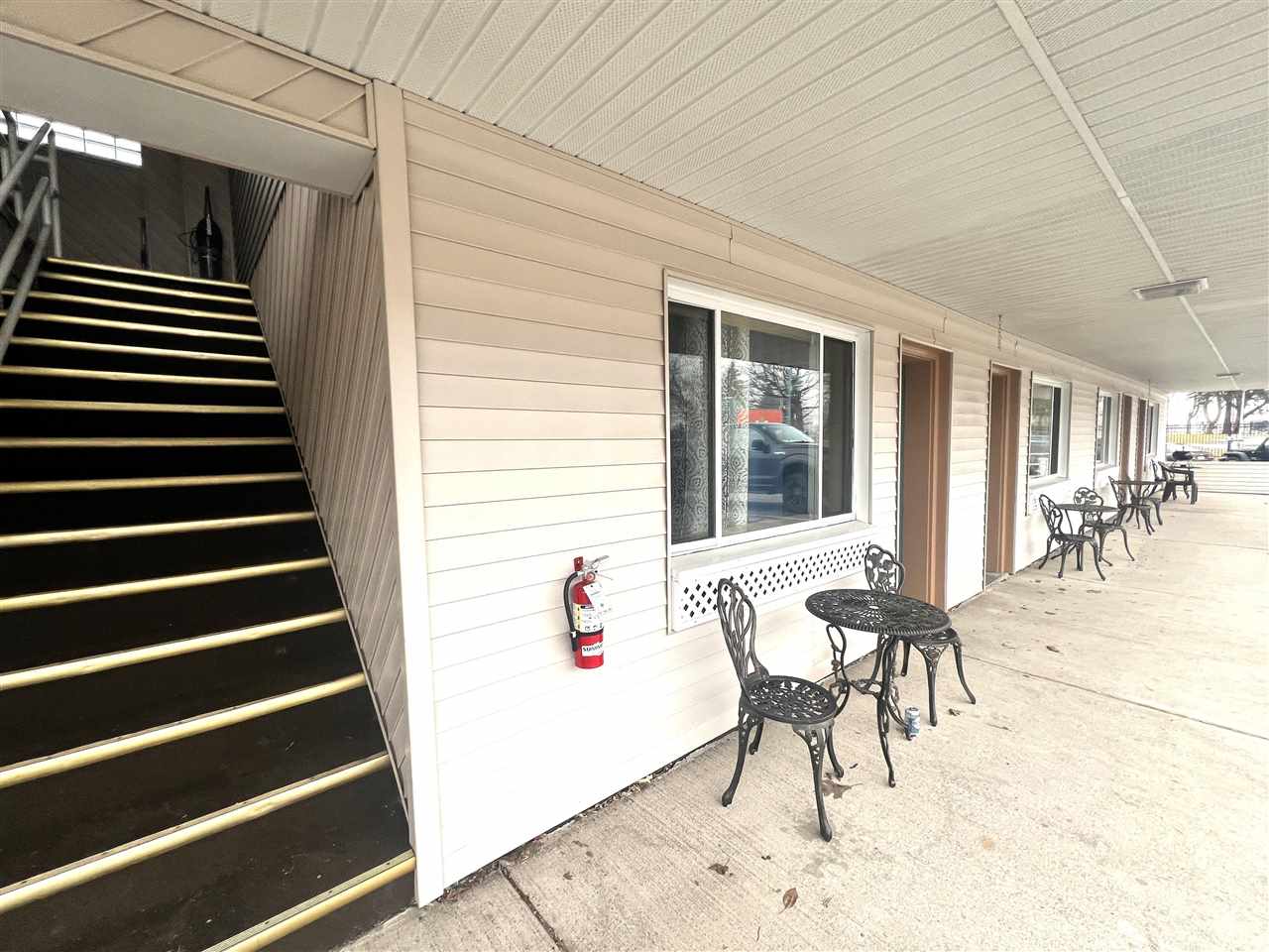 327 W Portage