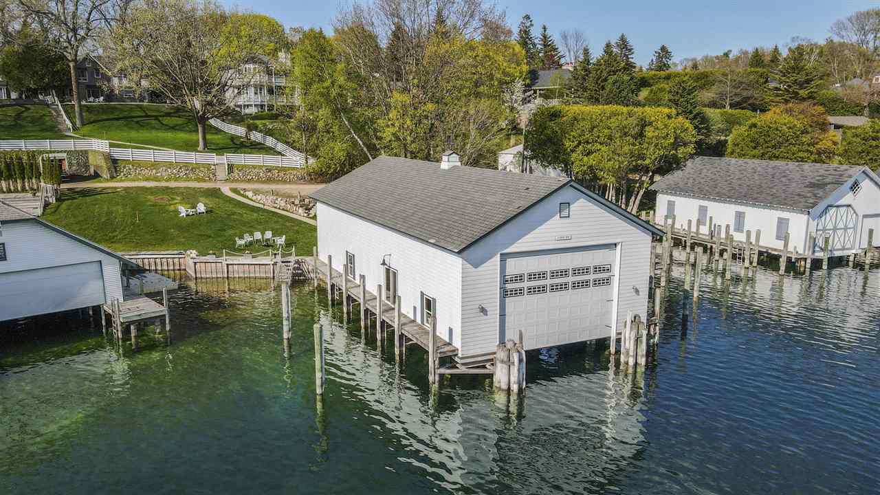 402 E Dixon Avenue