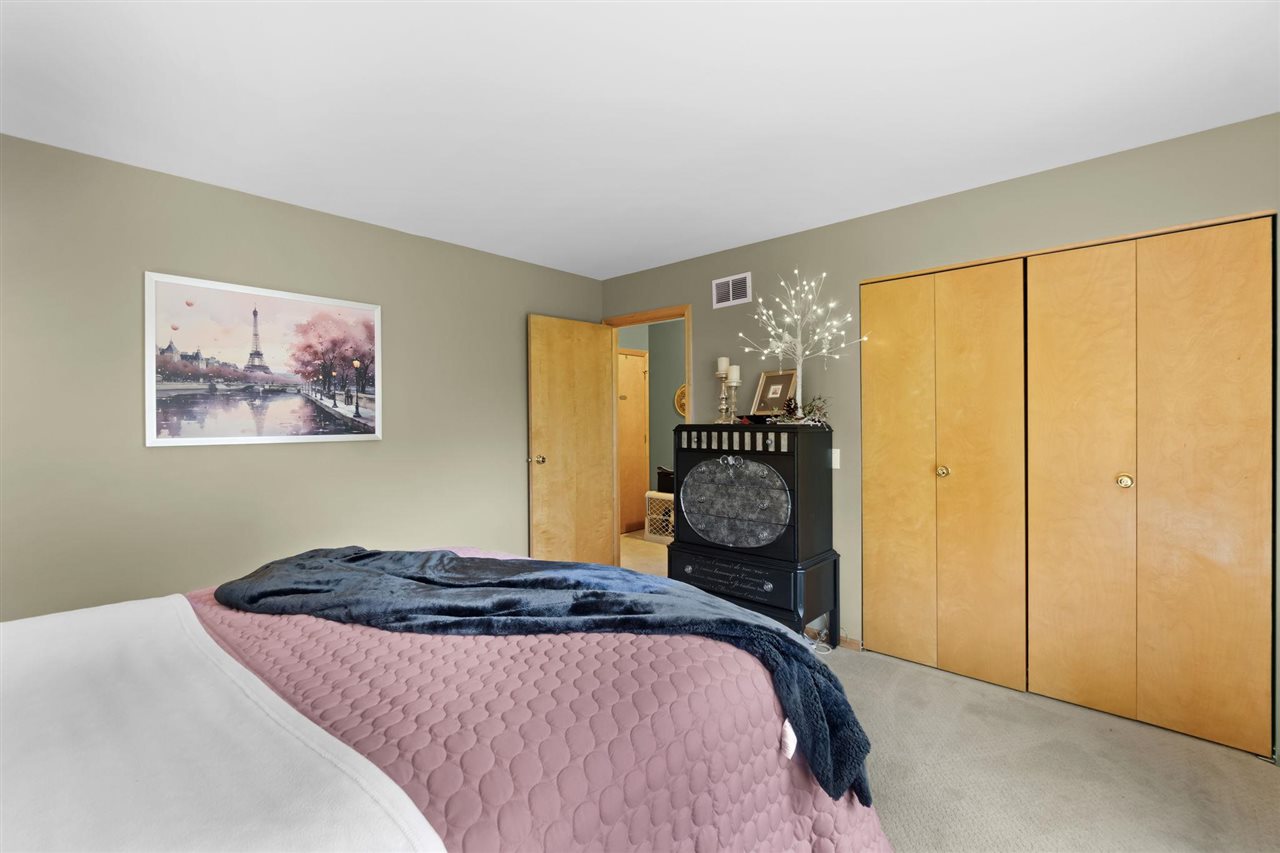915 W DIVISION