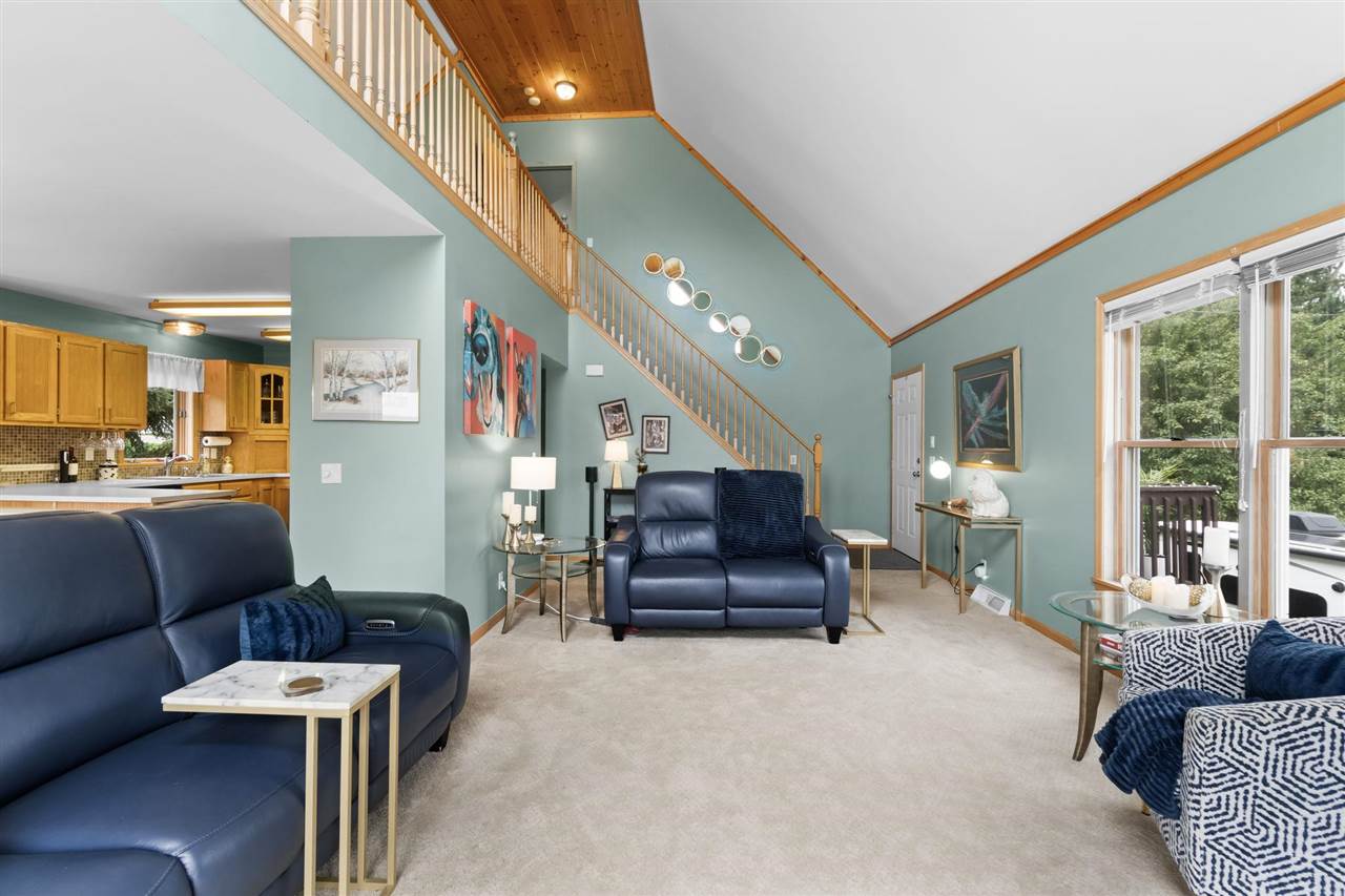 915 W DIVISION