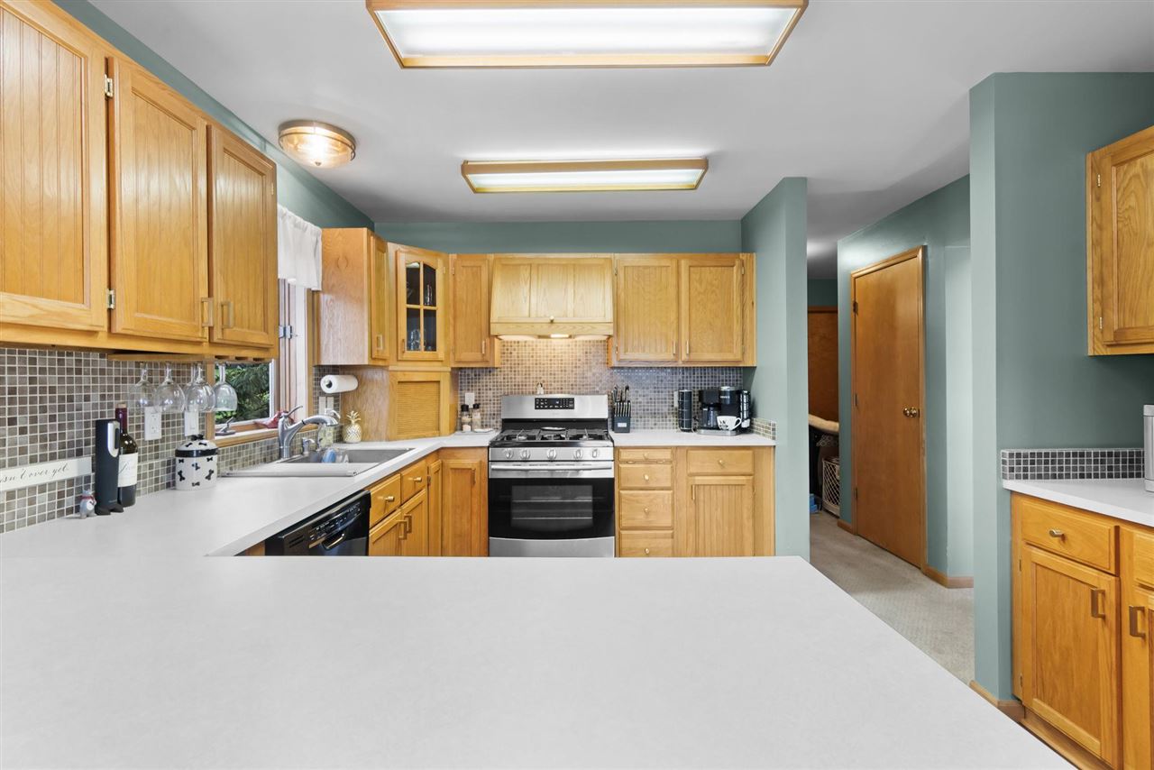 915 W DIVISION