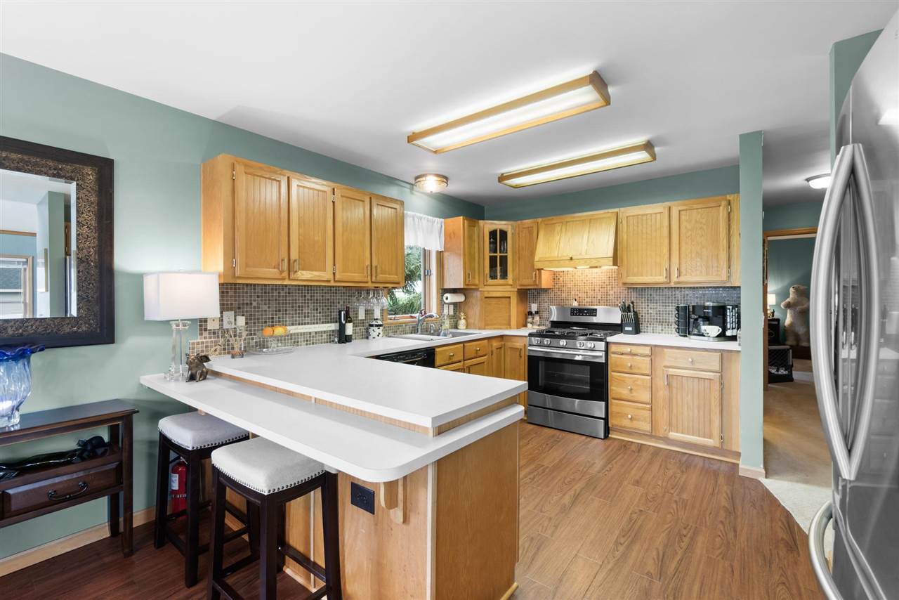 915 W DIVISION