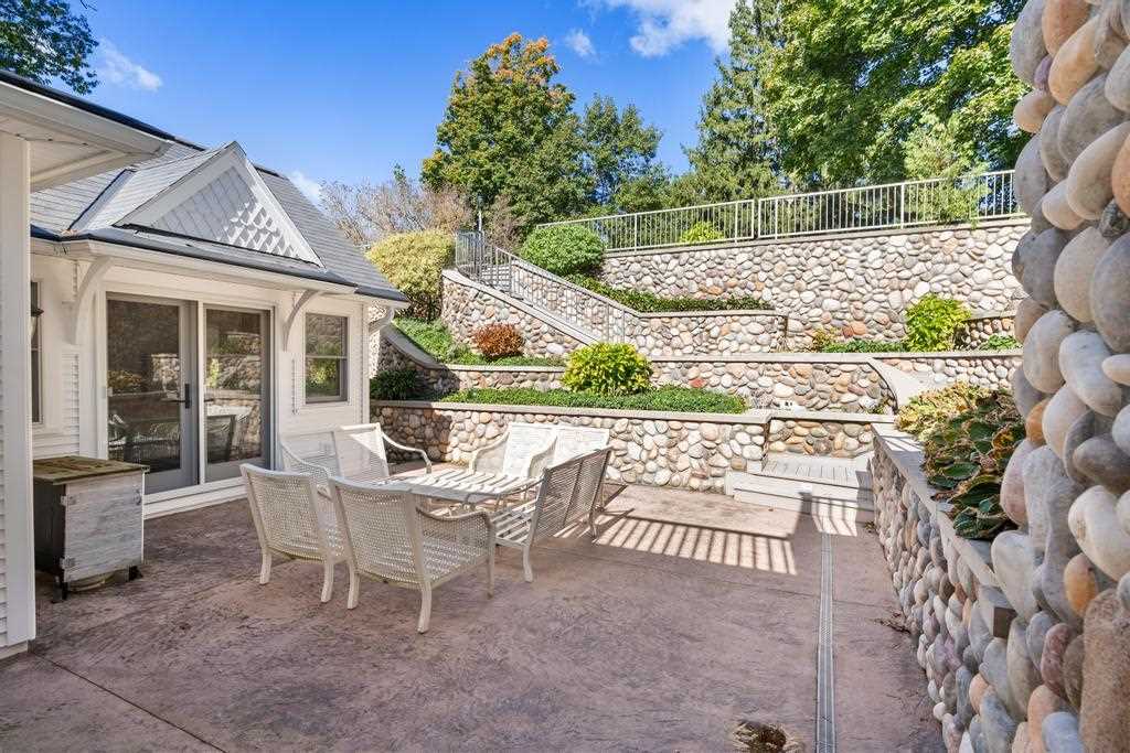 150 W Bluff Drive