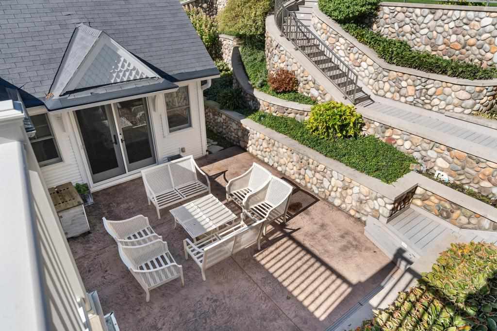 150 W Bluff Drive
