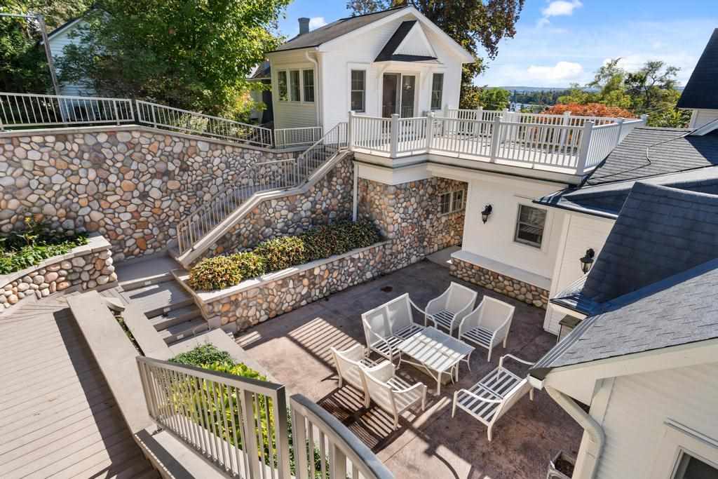 150 W Bluff Drive