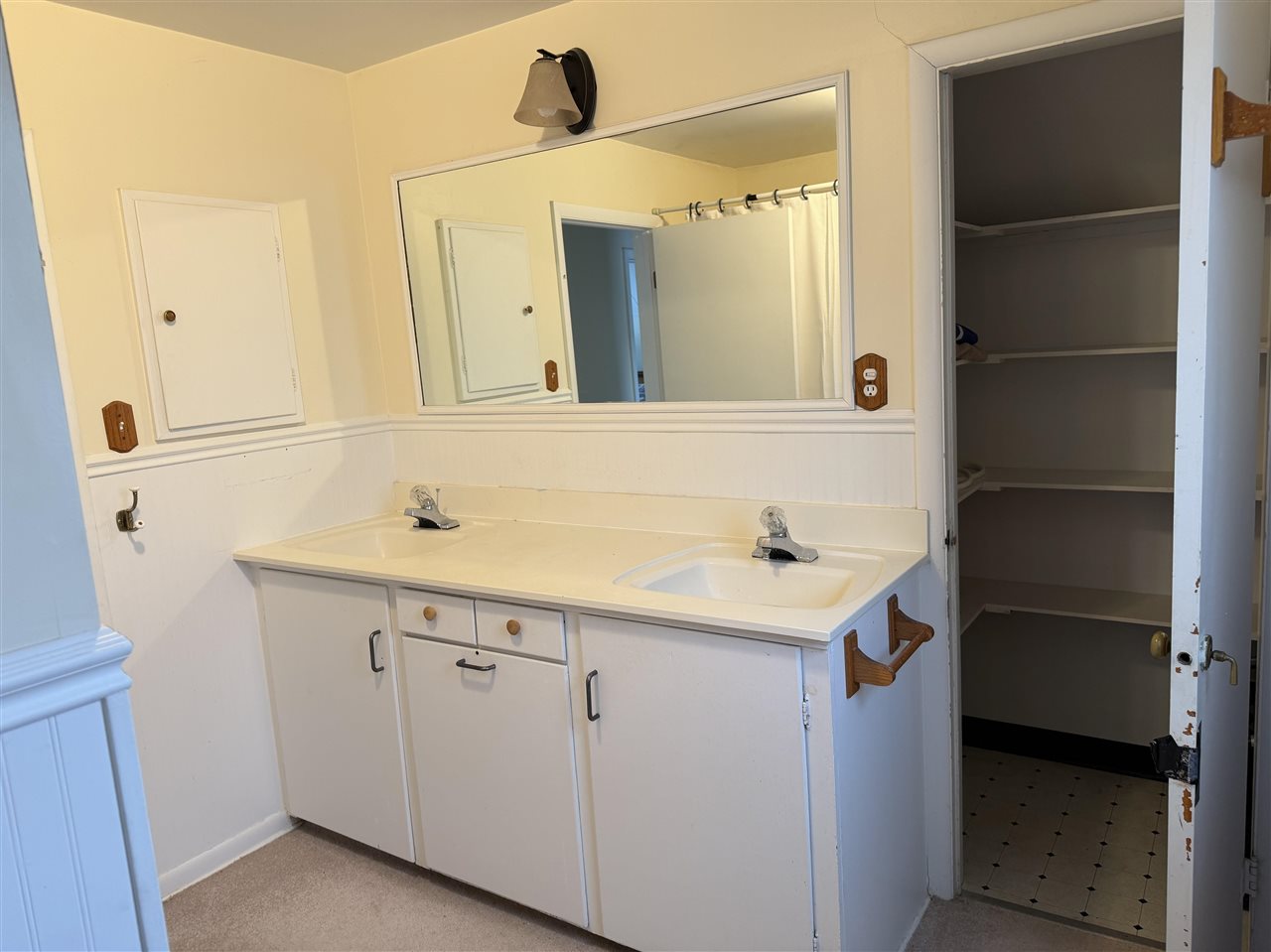 114 E Hurlbut Avenue