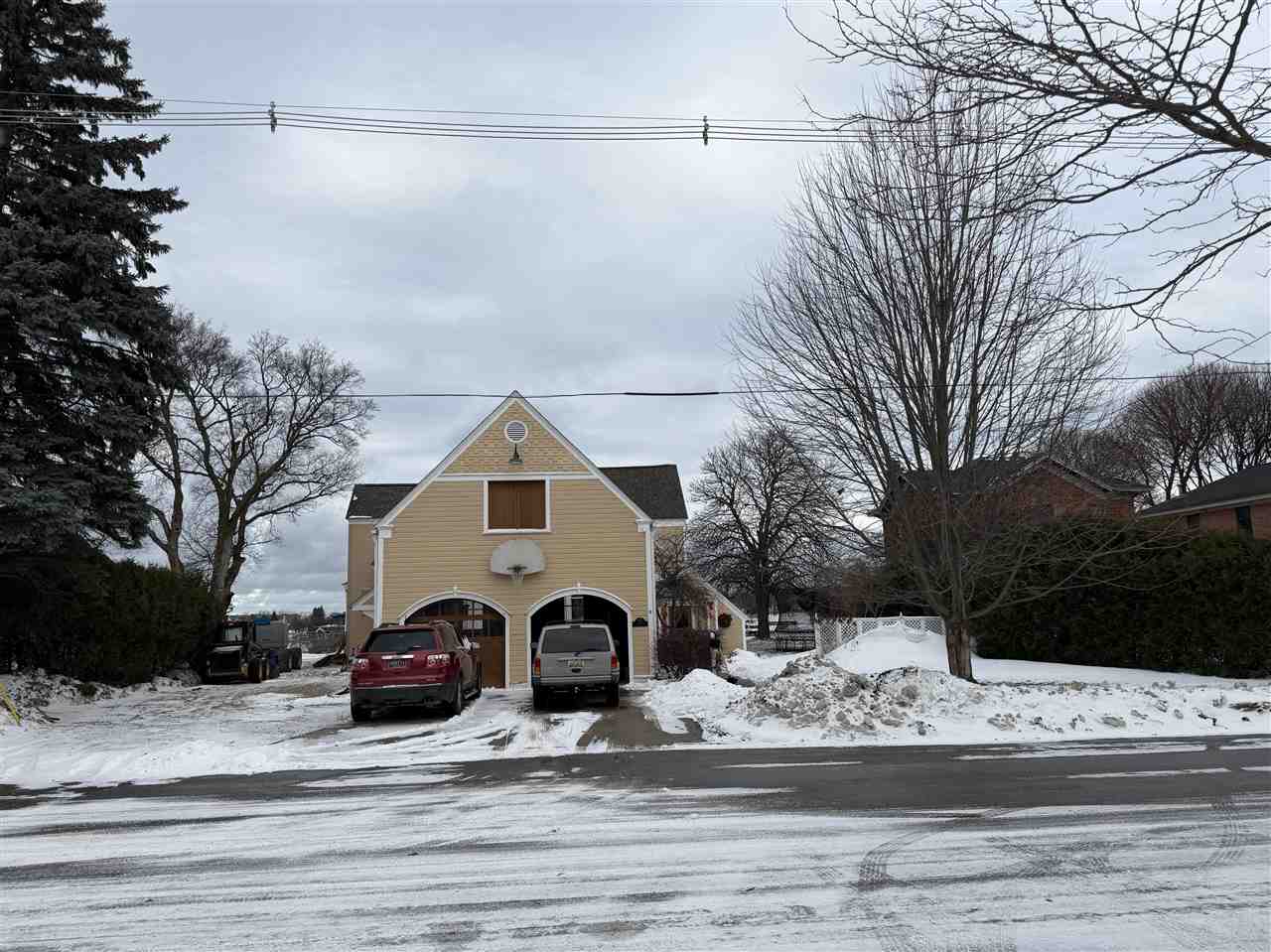 114 E Hurlbut Avenue