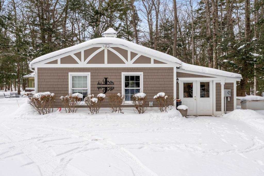 5243 W Lake Road