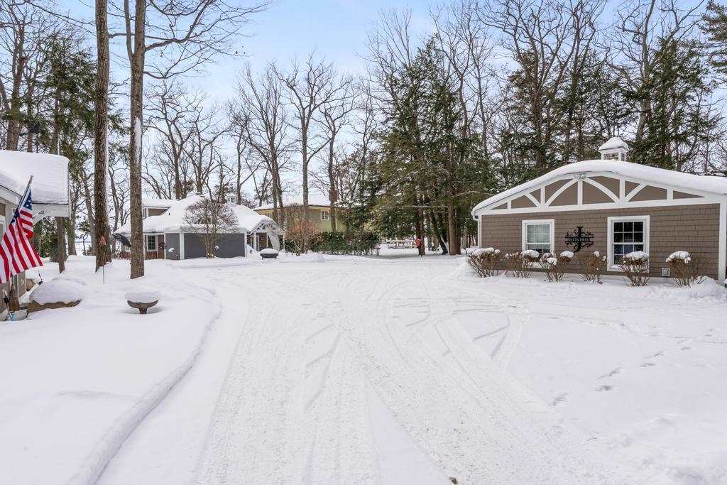 5243 W Lake Road