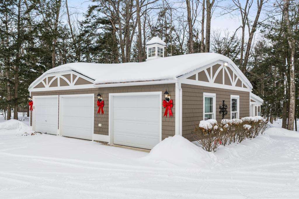 5243 W Lake Road
