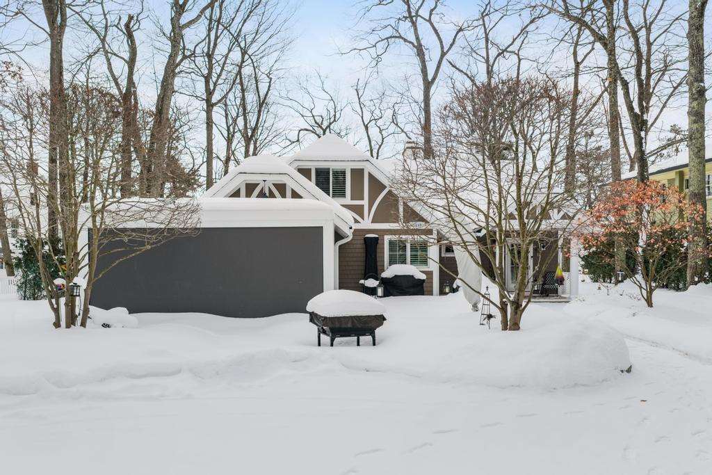 5243 W Lake Road