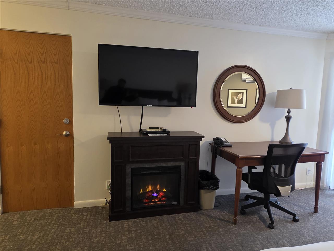 104 (#63) W Dixon Avenue Unit: Room 63