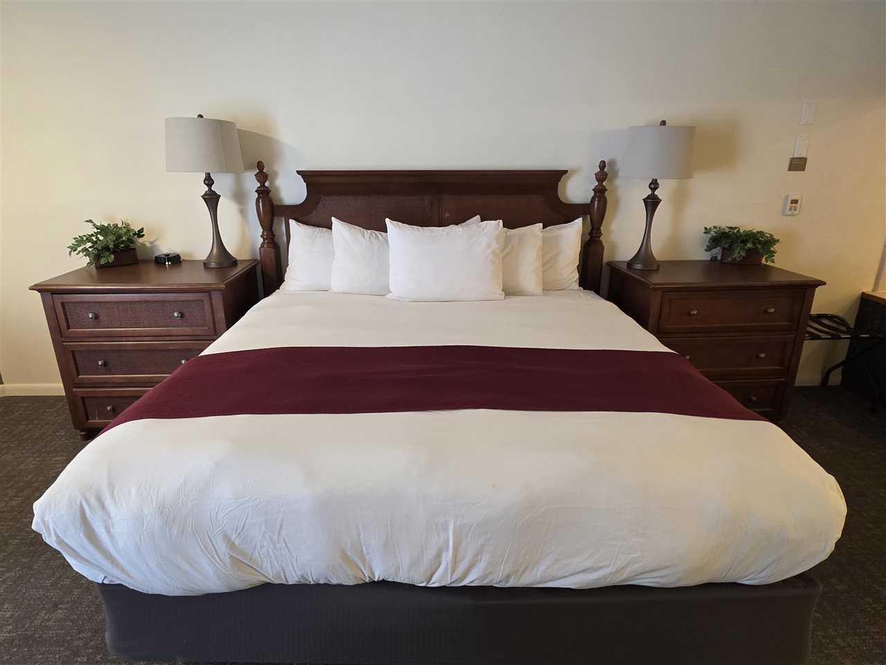 104 (#63) W Dixon Avenue Unit: Room 63