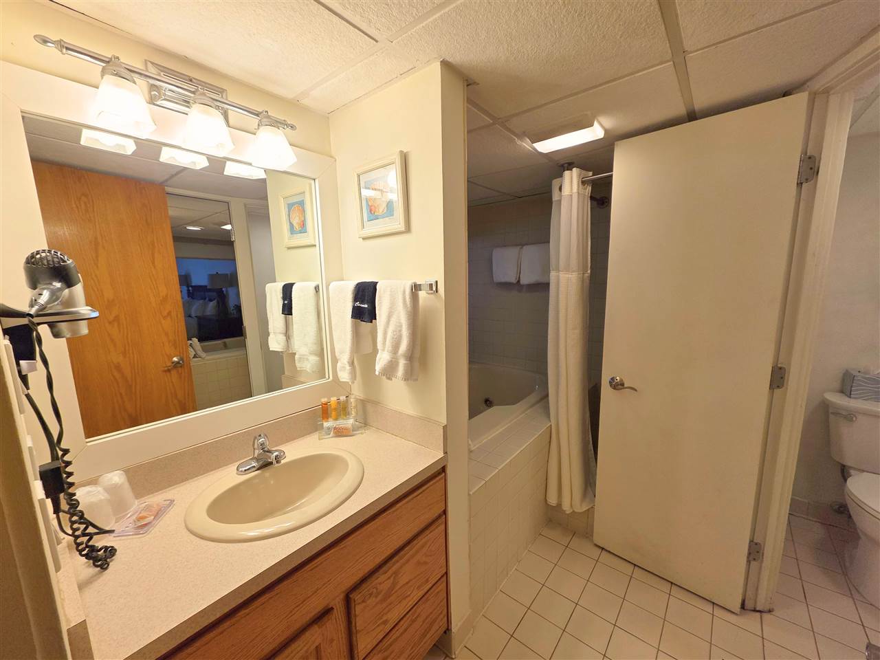 104 (#63) W Dixon Avenue Unit: Room 63