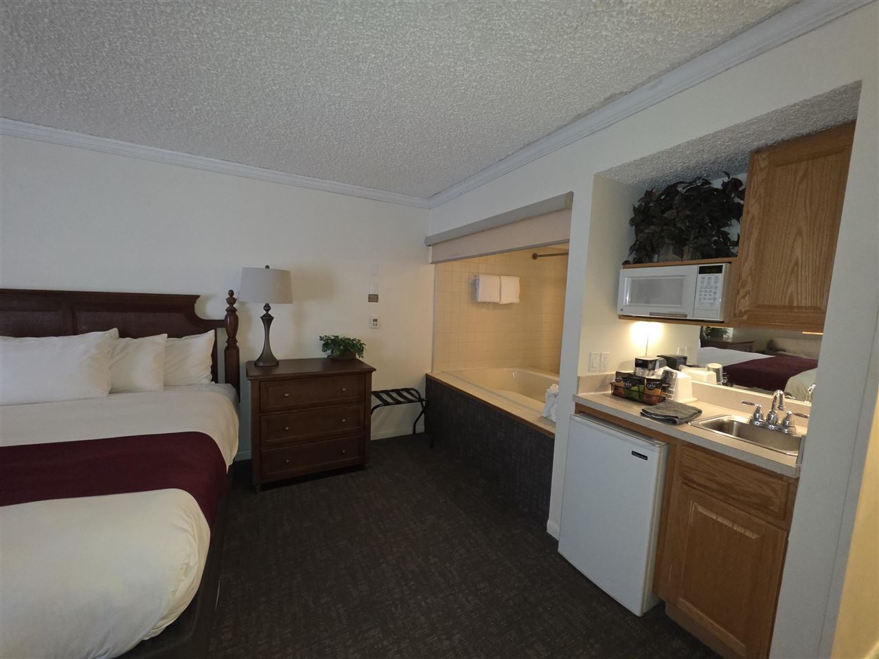 104 (#63) W Dixon Avenue Unit: Room 63