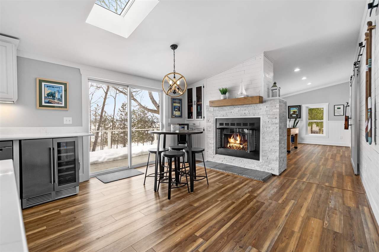 4136 Lakeshore Road