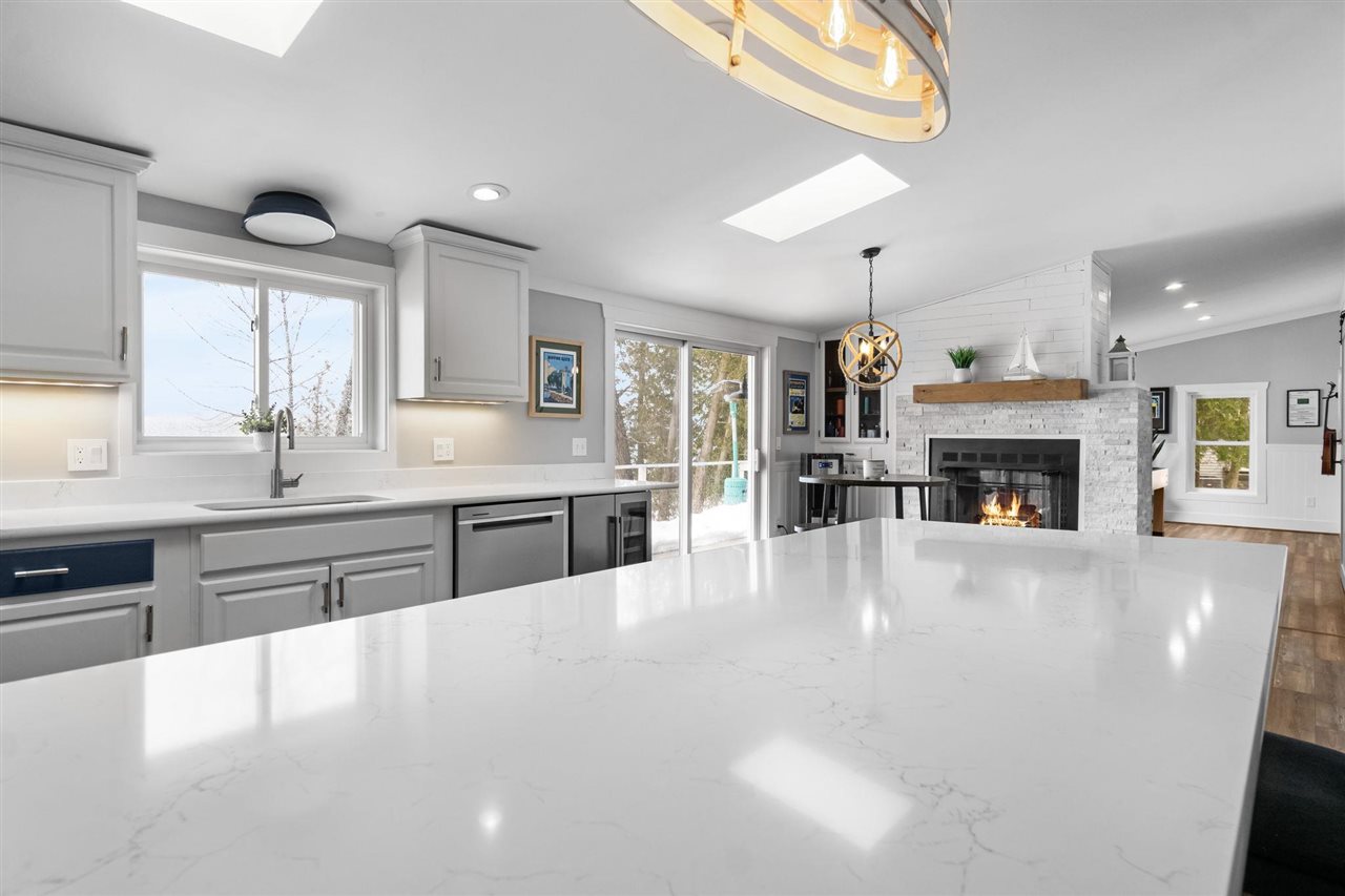 4136 Lakeshore Road