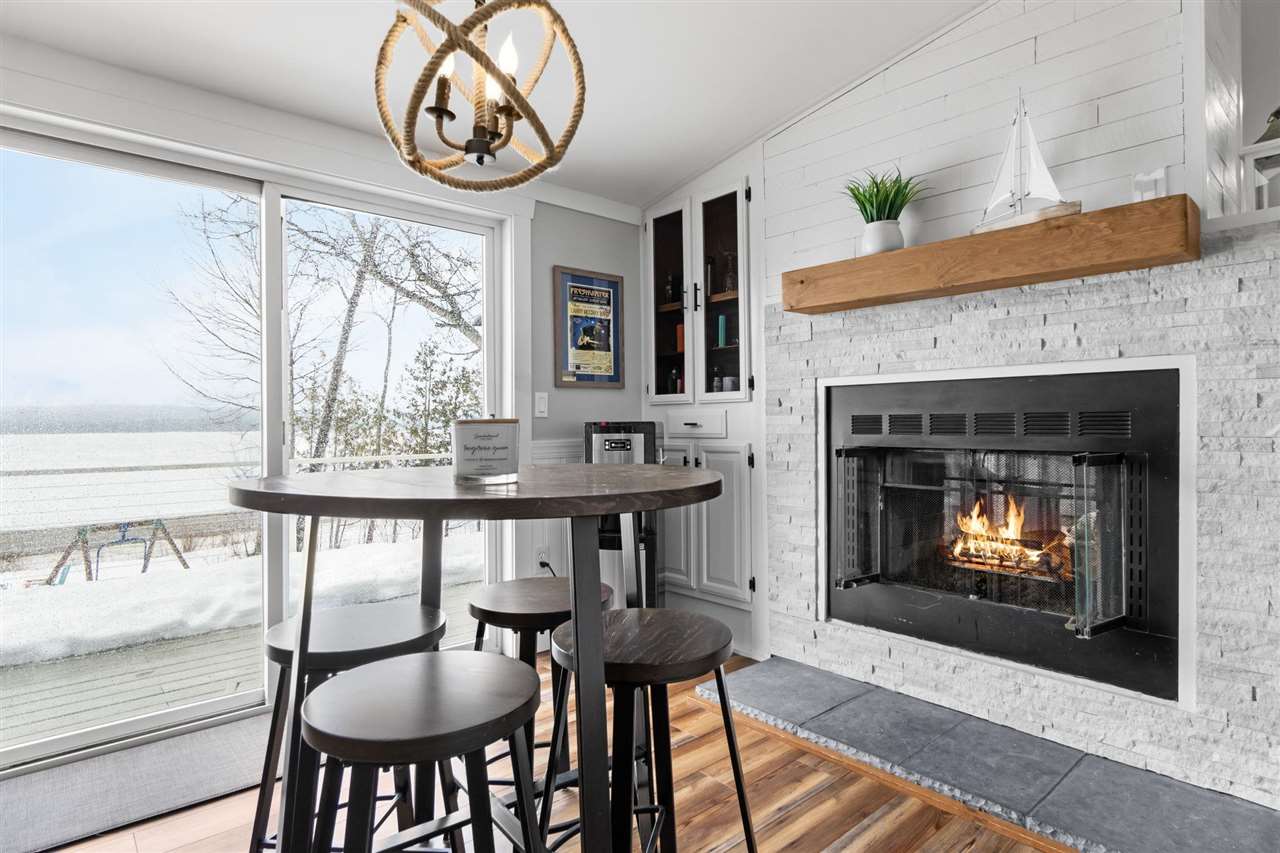 4136 Lakeshore Road