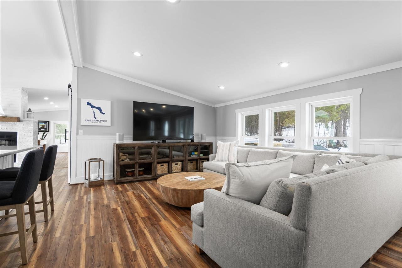 4136 Lakeshore Road
