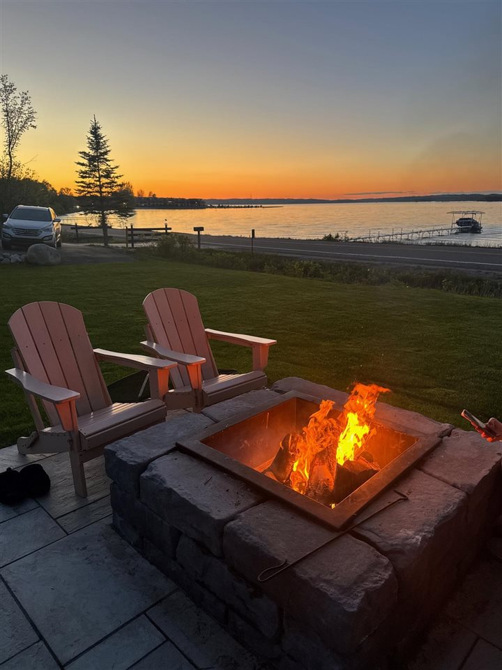 4136 Lakeshore Road