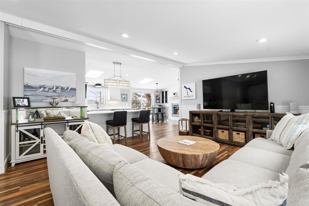 4136 Lakeshore Road
