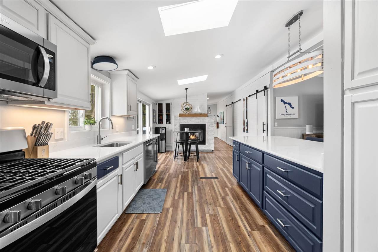 4136 Lakeshore Road