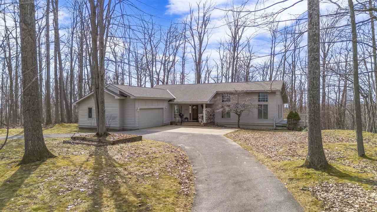 1826 Bluffs Edge