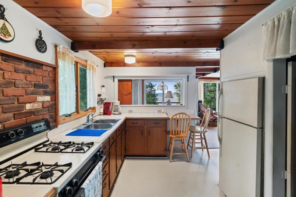 04883 LakeShore Drive