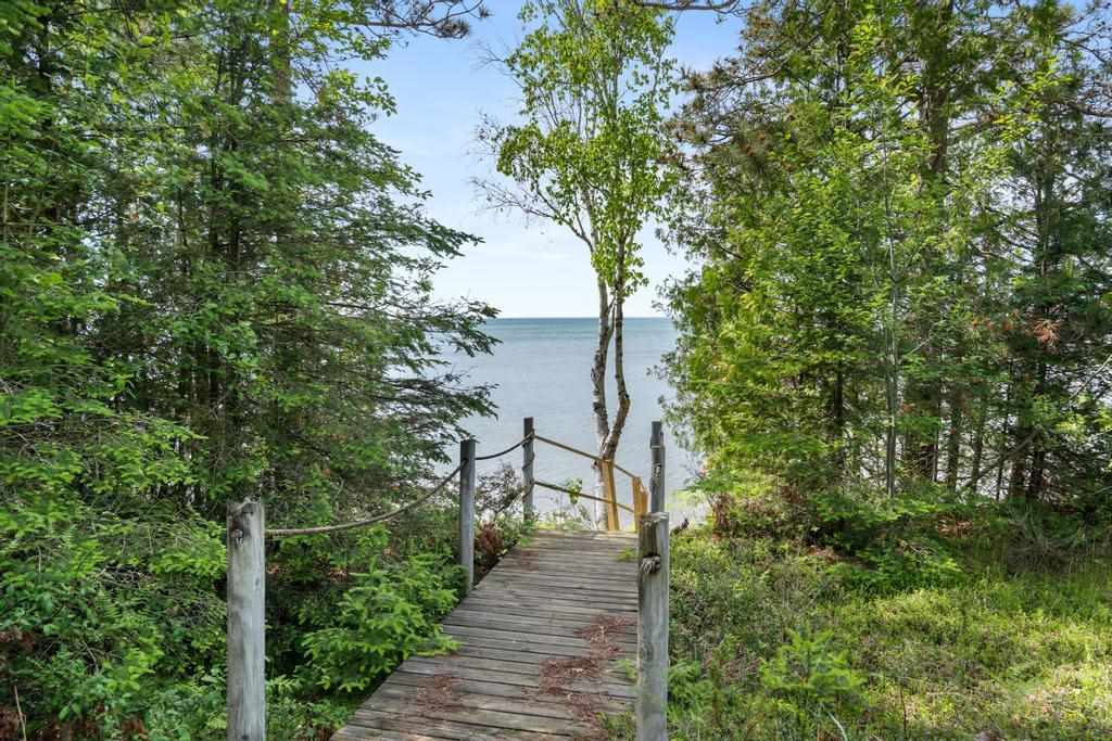 04883 LakeShore Drive