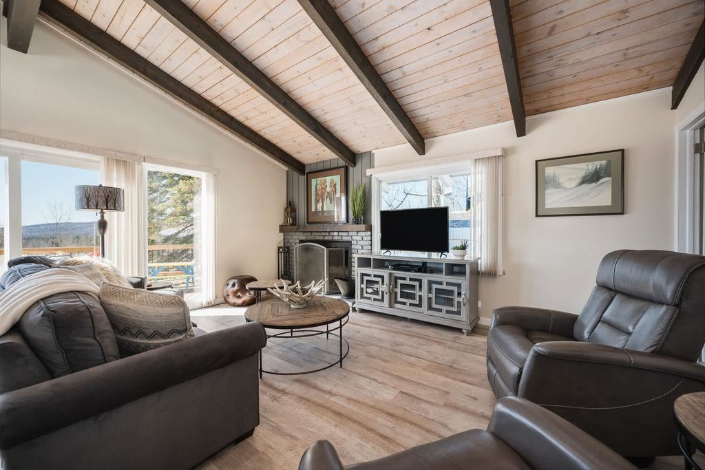 3343 Hill View
