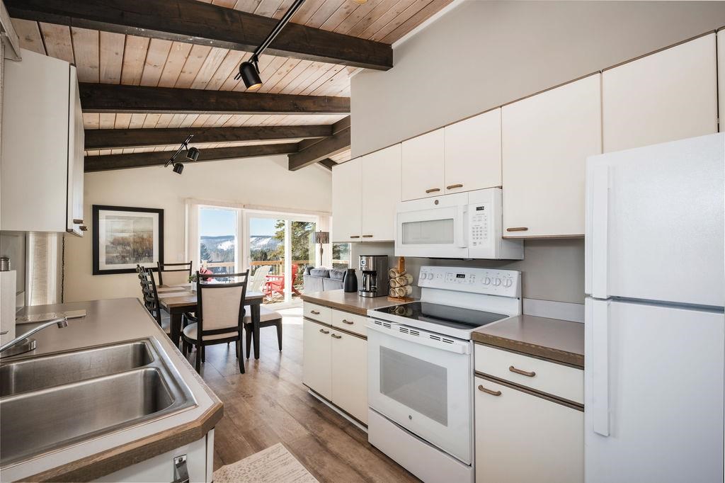 3343 Hill View