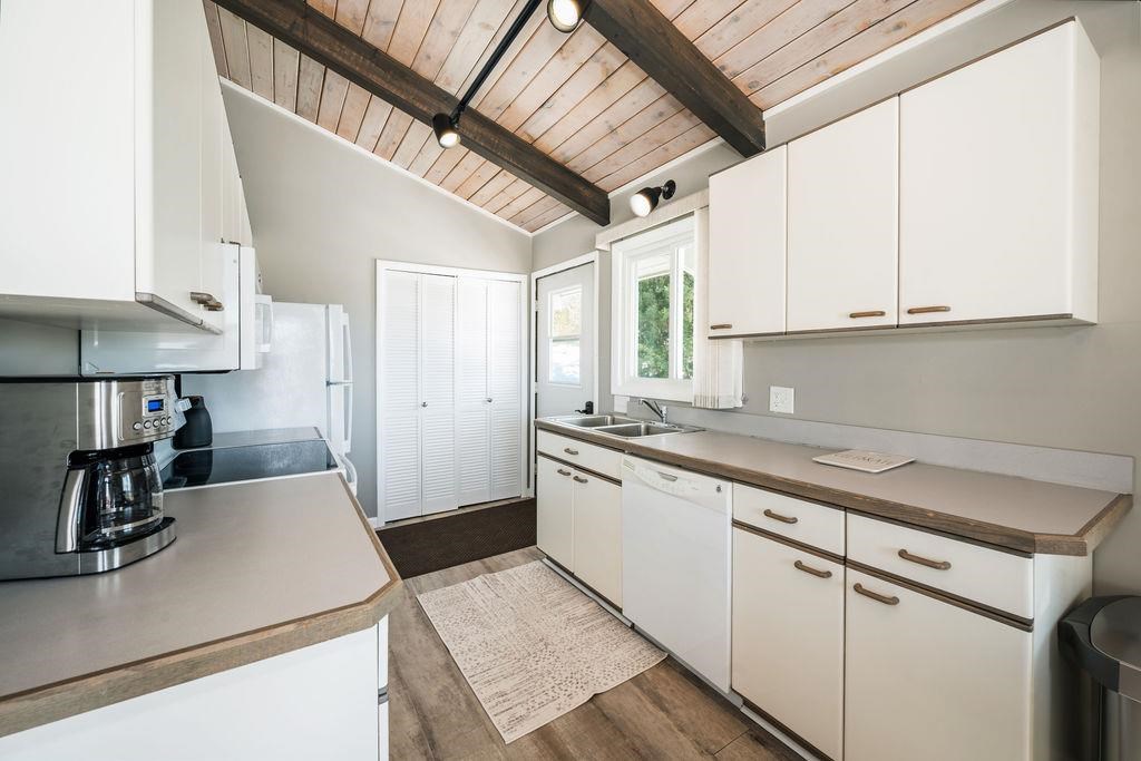 3343 Hill View