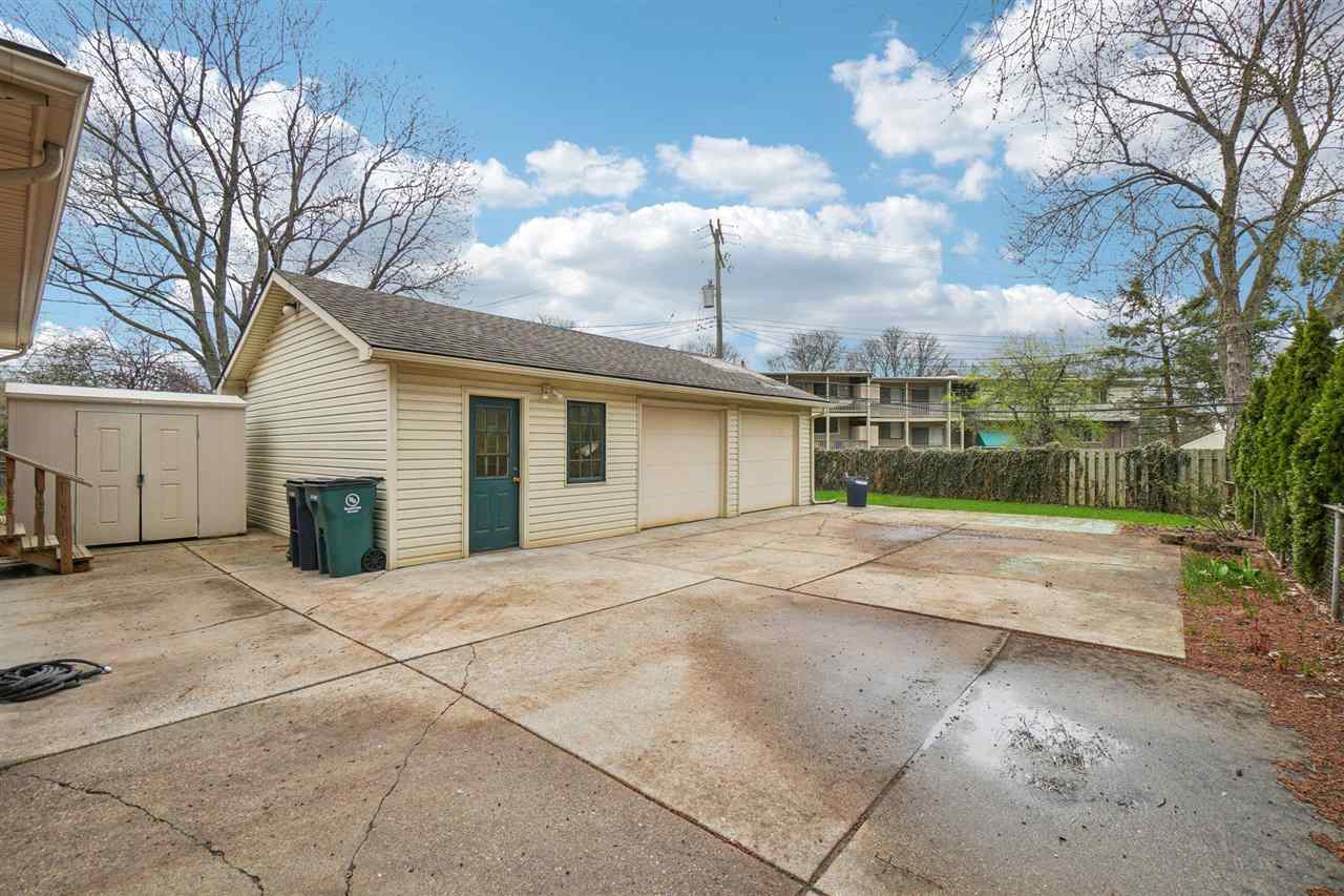 4316 Manor