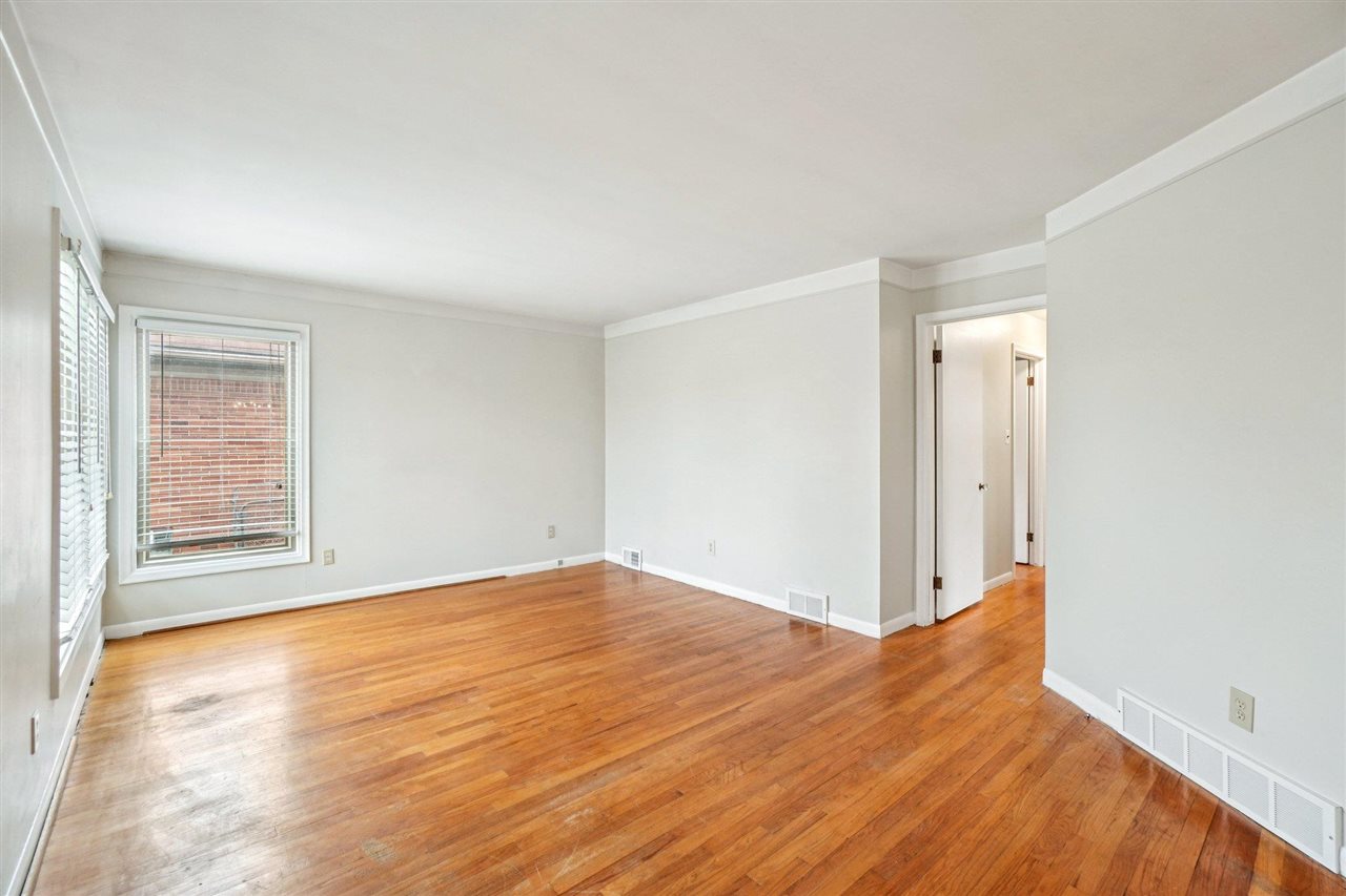 4316 Manor