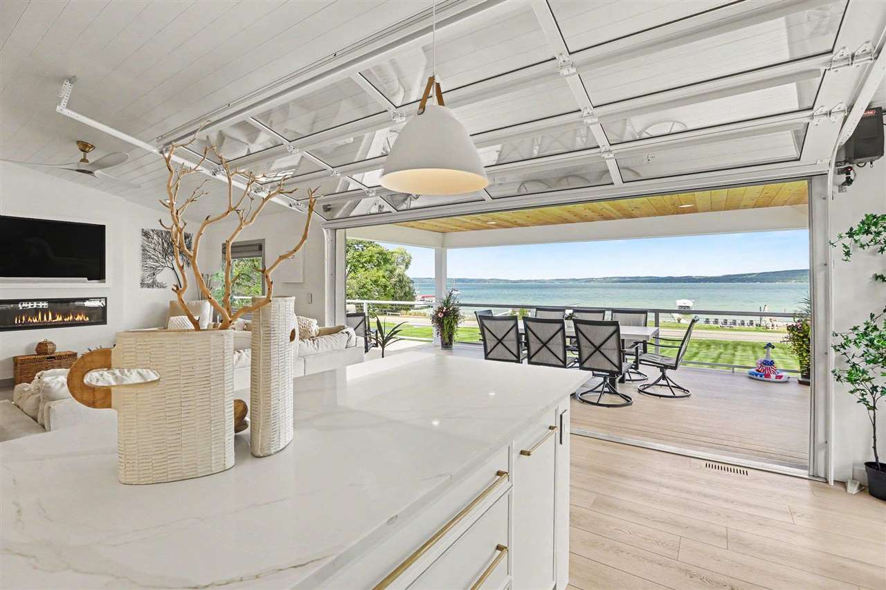 4906 Lakeshore Road