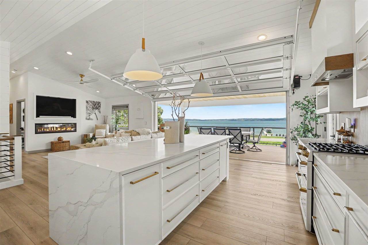 4906 Lakeshore Road