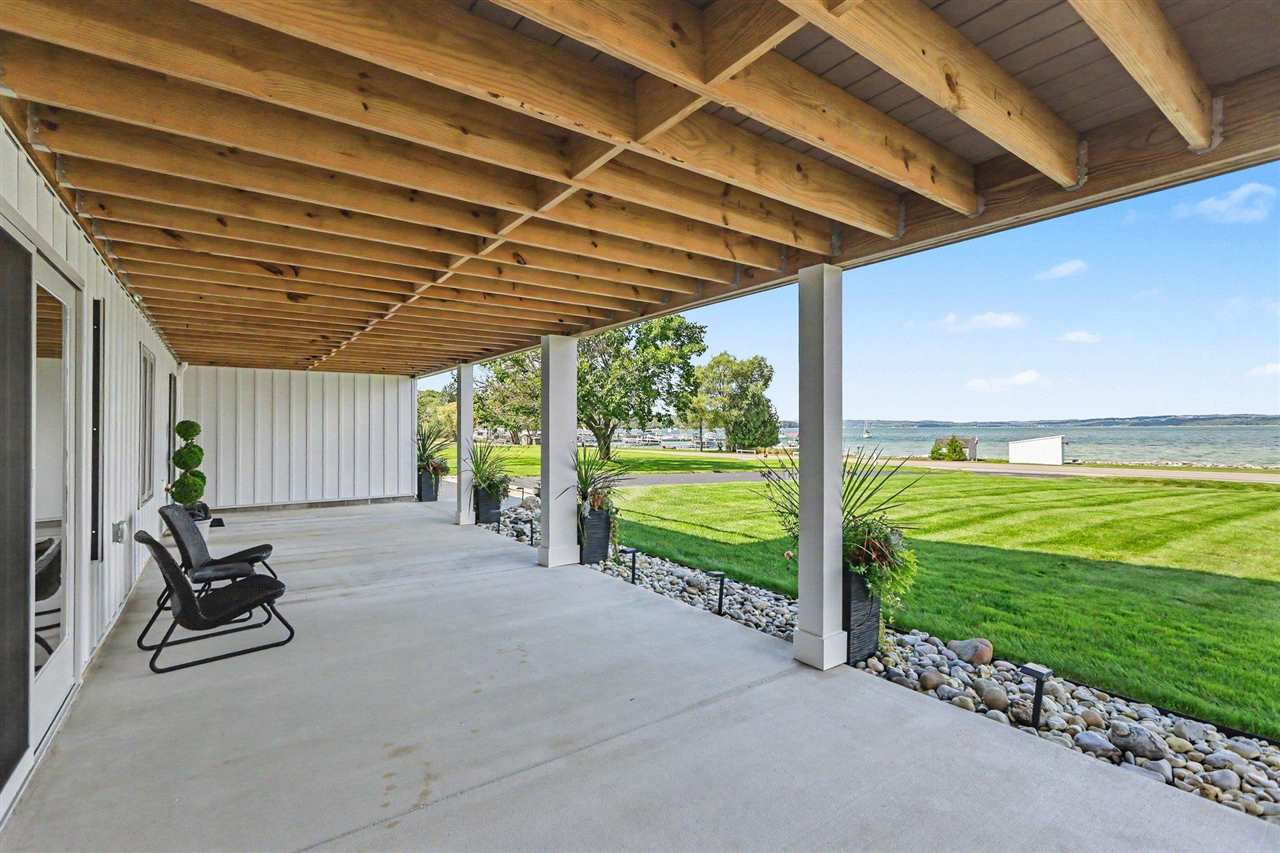 4906 Lakeshore Road