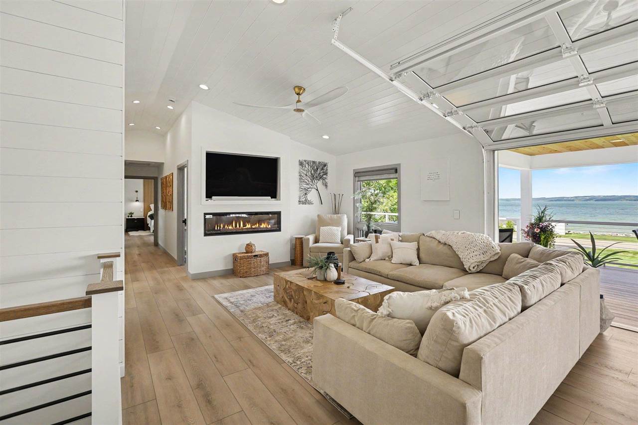 4906 Lakeshore Road