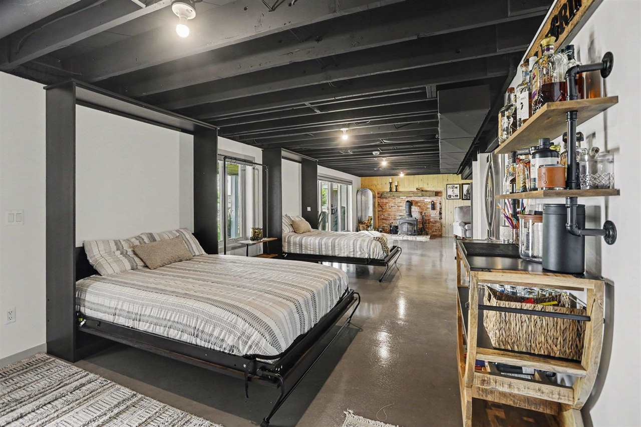 4906 Lakeshore Road
