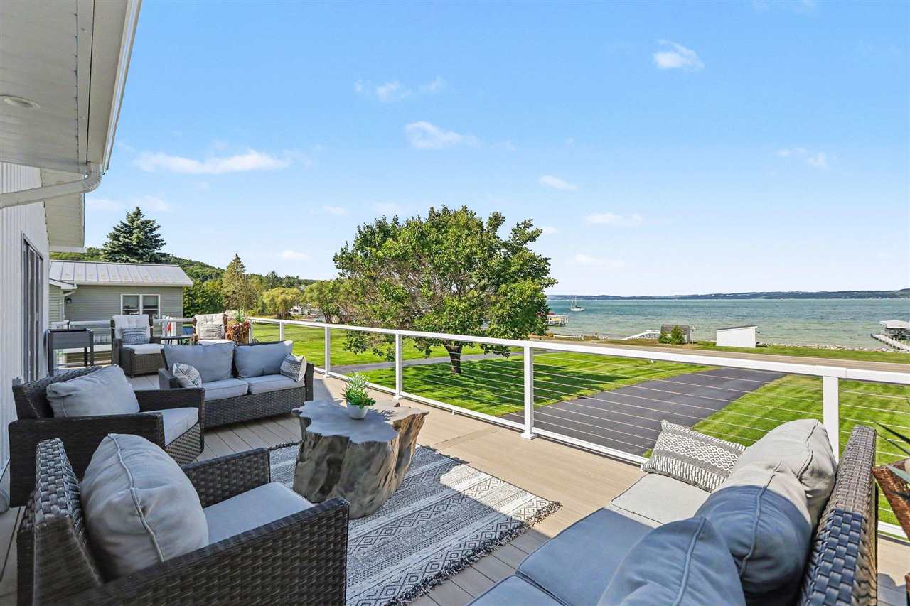 4906 Lakeshore Road