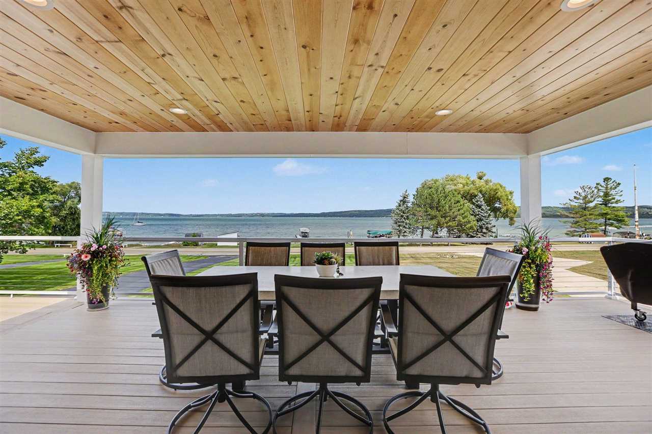 4906 Lakeshore Road