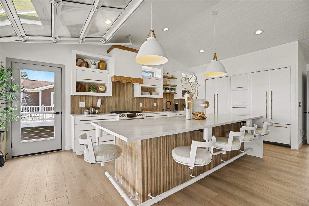 4906 Lakeshore Road