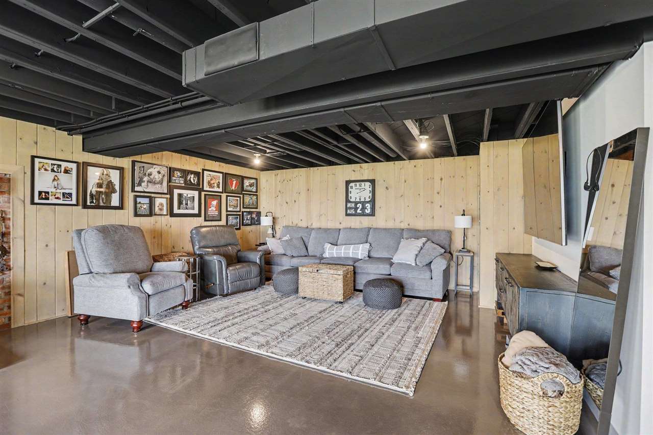 4906 Lakeshore Road
