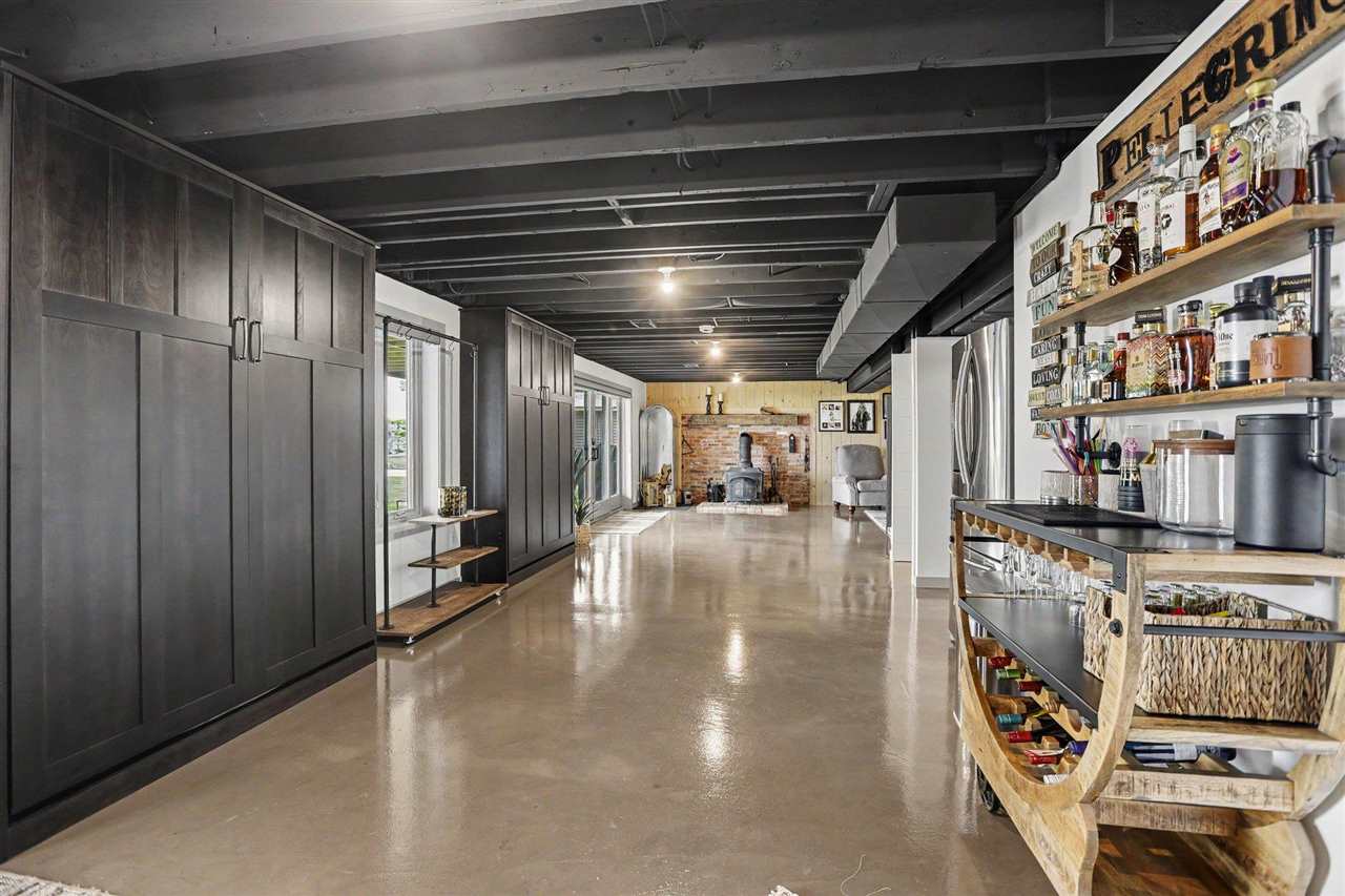 4906 Lakeshore Road