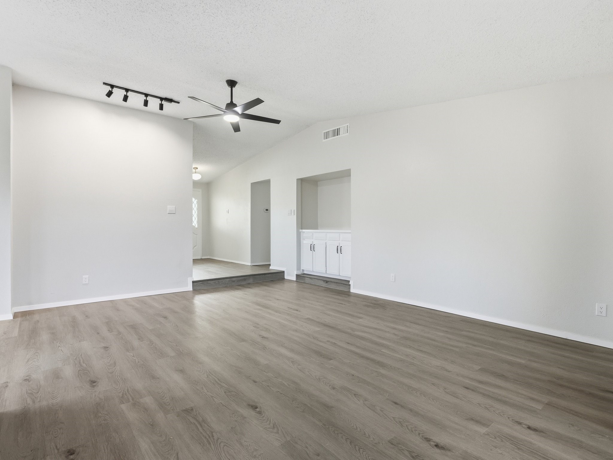 1826 Kingsbridge Drive