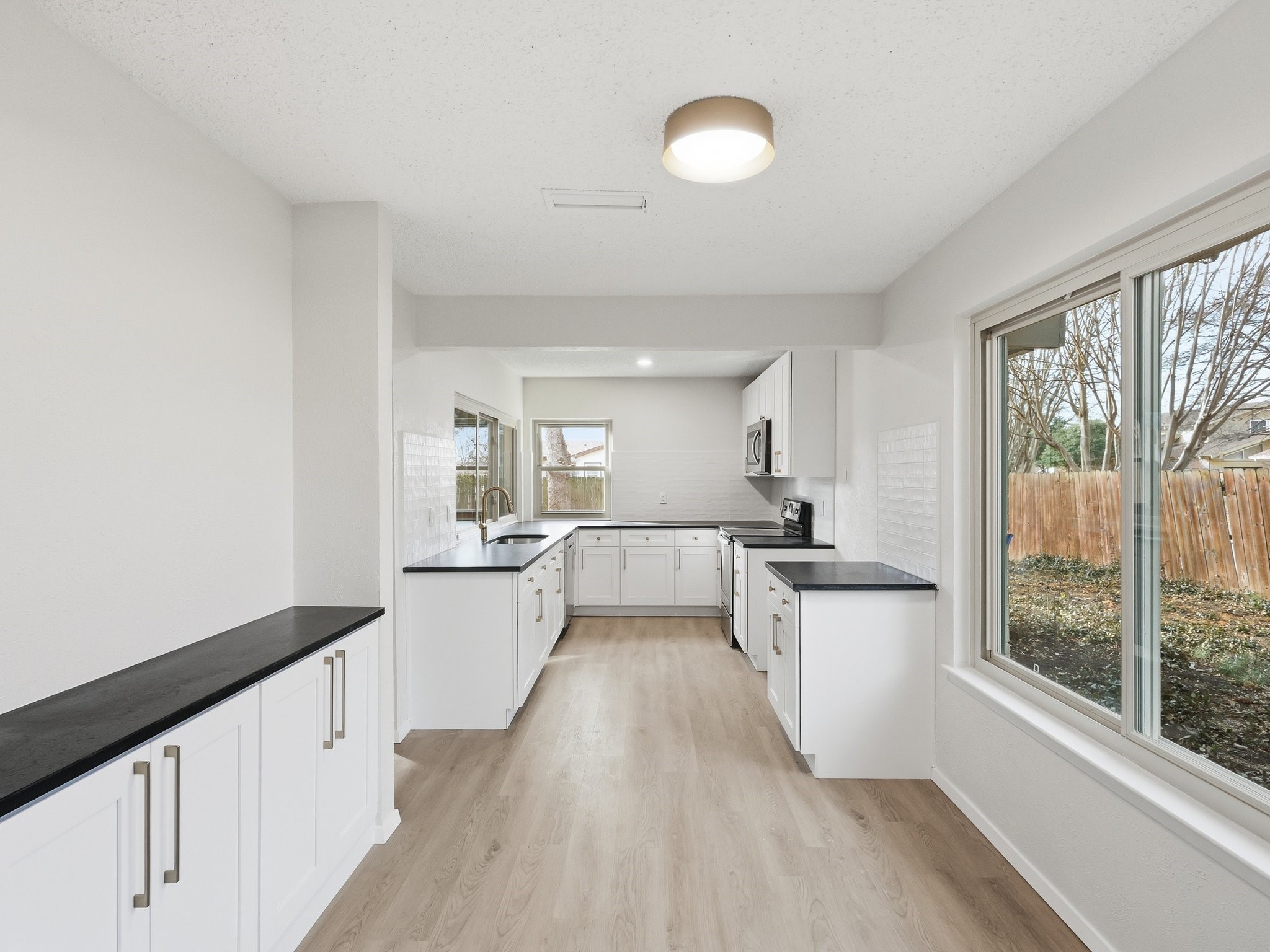 1826 Kingsbridge Drive