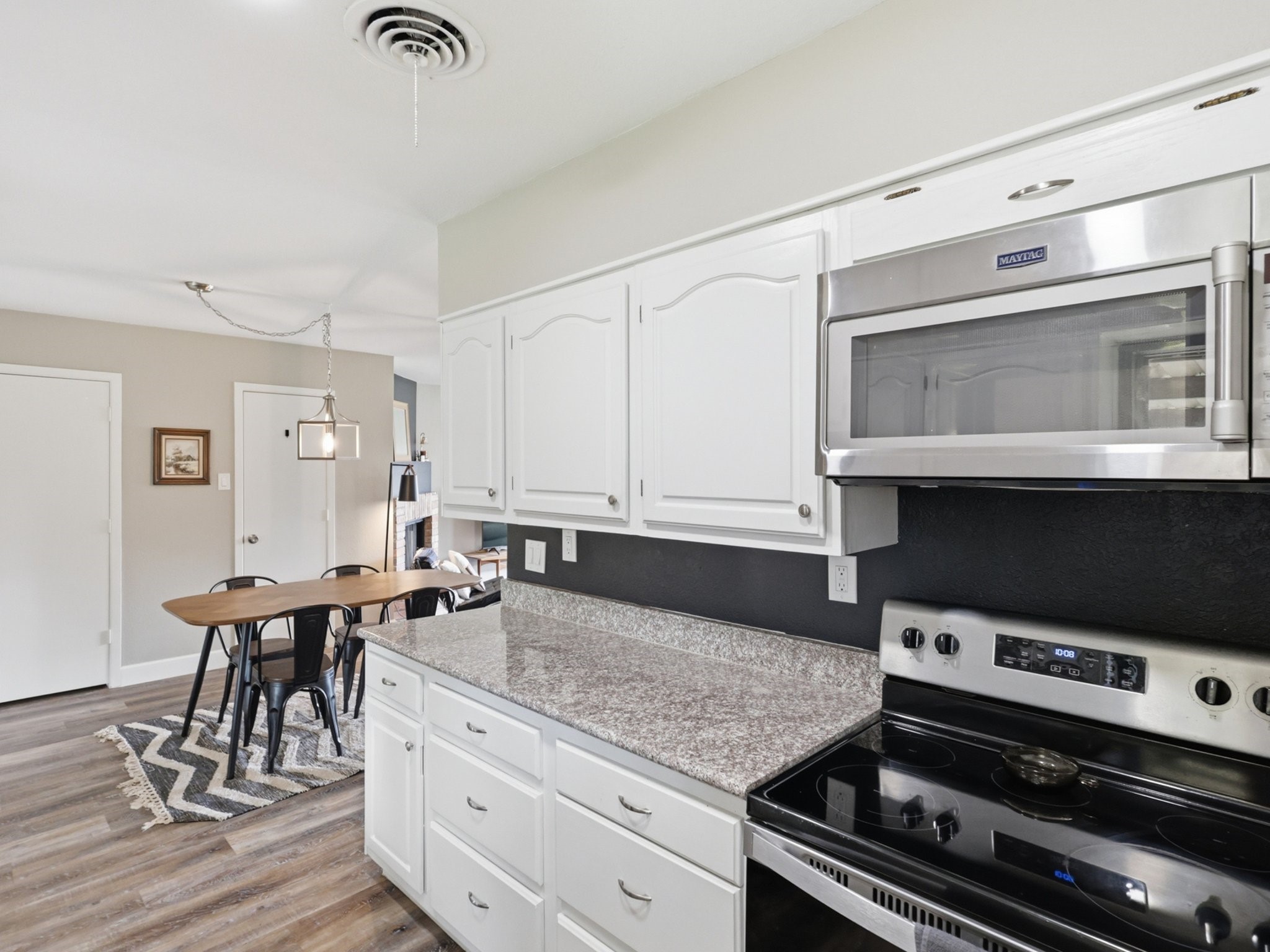 2613 W Rochelle Road