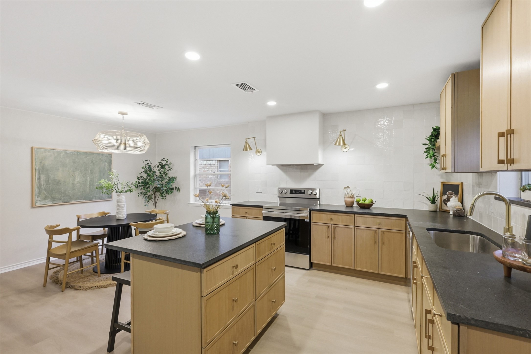2112 Stonegate Drive N