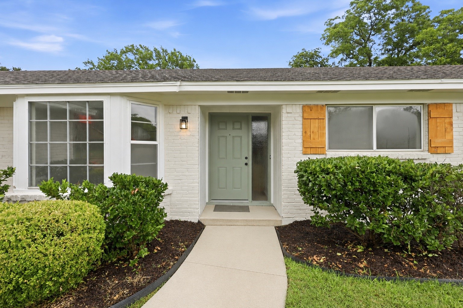 2112 Stonegate Drive N