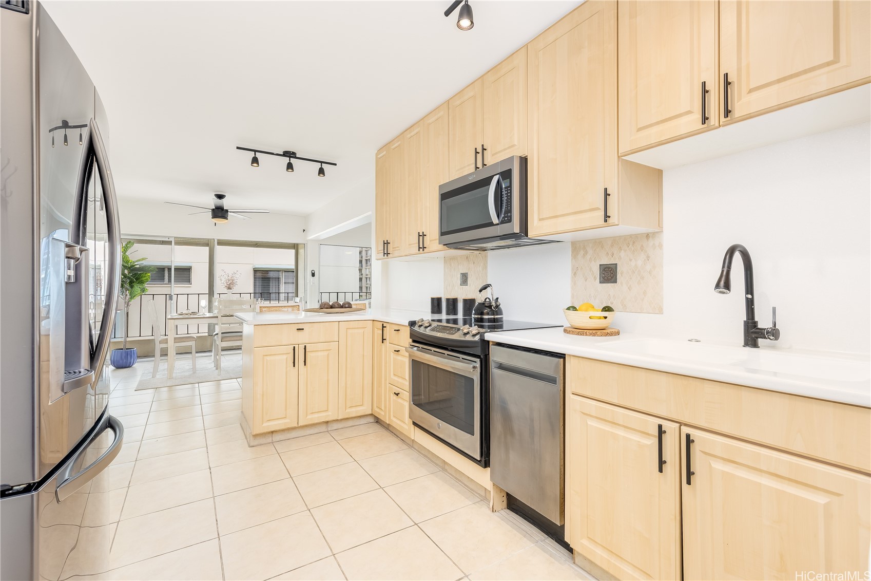 222 Kaiulani Avenue PH3